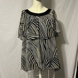 Cato Woman Beautiful top Size 18/20W color black white tan lines